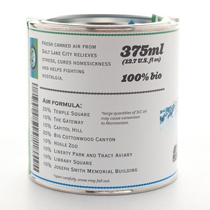 Pu&ograve; includere: Una lattina di metallo bianca con un'etichetta verde e blu. L'etichetta dice "Fresh Canned Air From Salt Lake City" e elenca gli ingredienti come "Temple Square, The Gateway, Capitol Hill, Big Cottonwood Canyon, Hogle Zoo, Liberty Park and Tracy Aviary, Library Square, Joseph Smith Memorial Building". La lattina &egrave; da 375 ml (12.7 U.S. fl oz) ed &egrave; 100% bio.