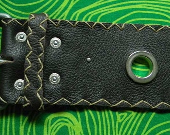Cinturón de cuero con hebilla