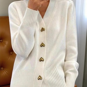 ハートボタンニットカーディガン、柔らかく着心地の良いセーター