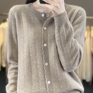Cárdigan de punto suave con botones, suéter ligero para capas