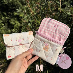 Quilted Zipper Wallet: Handmade Fabric Mini Pouch with Keychain M - Flower bear