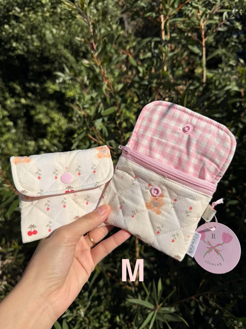 Quilted Zipper Wallet: Handmade Fabric Mini Pouch with Keychain M - Flower bear