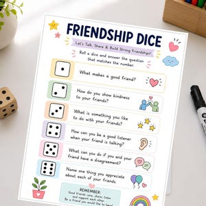 Puede incluir: Una hoja de papel blanca titulada Friendship Dice con seis filas numeradas, cada una con un icono de dado y una pregunta sobre la amistad. El diseño incluye acentos en colores pastel, pequeñas ilustraciones de corazones, estrellas y nubes.