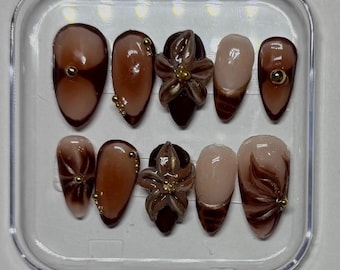 Amandelpers op nagels: bruine en gouden 3D-bloemen, herbruikbare gelnagelset
