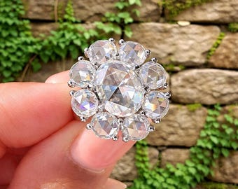 Anillo de compromiso vintage con halo de moissanita redonda de talla rosa y diamantes con diseño floral. Joyas nupciales estilo art déco.