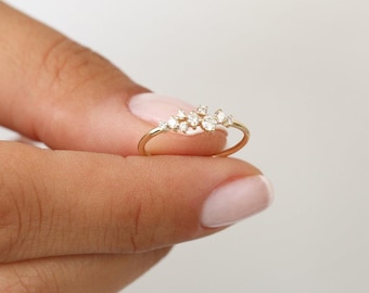 Sierlijke diamanten clusterring, minimalistische gouden bandring, stapelbare trouwring, delicate bruidsring, verjaardagscadeau voor haar