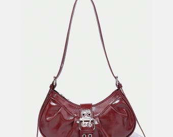 Borsa a tracolla Y2K bordeaux: borsa baguette gotica con fibbia a rivetto