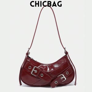 Sac à bandoulière en croissant de lune rouge vineux Y2K - Porte-monnaie gothique vintage en cuir verni avec boucles à rivets, Streetwear rétro des années 2000 pour femme