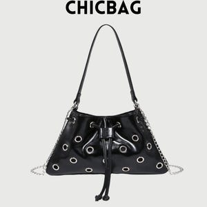 Può includere: Borsa a tracolla nera con cinturini a catena argentati e grandi occhielli argentati. La borsa ha una chiusura con coulisse e una lunga tracolla. La parola "CHICBAG" è stampata in alto.