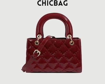 Mini sac en cuir verni bordeaux - Bandoulière en PU matelassé avec breloque cerise