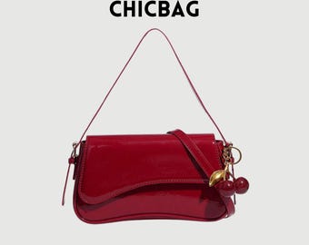 Sac à bandoulière verni bordeaux - Petit sac à main en cuir PU avec breloque cerise