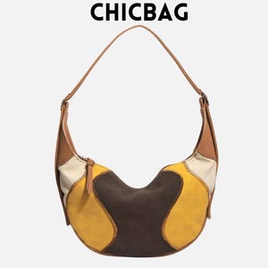 Puede incluir: Un bolso de hombro con diseño de patchwork. El bolso presenta una combinación de paneles marrones, amarillos y crema. El bolso tiene una correa marrón y el texto "CHICBAG" está en la parte superior.