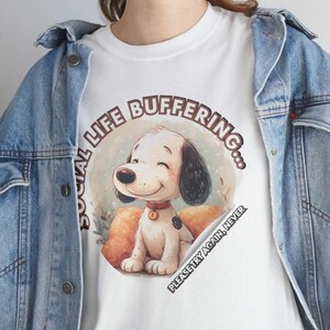 Social Life Buffering Snoopy Unisex zwaar katoenen T-shirt, grappig shirt Snoopy Dog moeder, vrijetijdskleding, cadeau voor moeders, shirt eigenzinnige humor