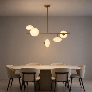 5-punktowy mosiężny żyrandol w stylu mid-century modern, włoska lampa liniowa Stilnovo w kształcie kuli ze szkła