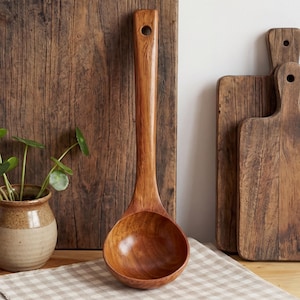 Cucharón de madera de teca artesanal, cuchara natural para sopa y servir de 25 cm, utensilio de cocina rústico, herramienta de cocina ecológica.