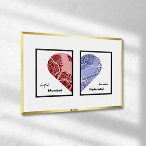 Puede incluir: Obra de arte enmarcada con dos mapas de ciudades en forma de corazón. Un mapa es rojo y está etiquetado como "Mumbai", el otro es azul y está etiquetado como "Hyderabd". La obra de arte está en un marco dorado e incluye los nombres "kartik" y "kanisha".