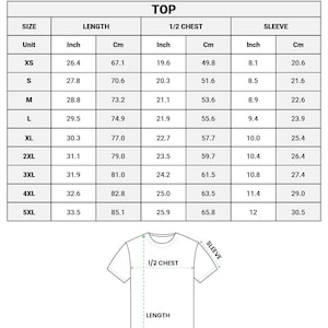Puede incluir: Tabla de tallas para una camiseta de f&uacute;tbol con estampado integral, tallas XS a 5XL. Medidas en pulgadas y cm para largo, media sisa y manga. El texto superior dice "ALL-OVER PRINT SOCCER JERSEY".