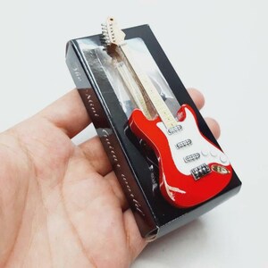Miniature Guitar Fen der Stratocaster Red Day6 Scale 1:12 | Replica Mini Electric Guitar | Birthday Gift Instrument Music Desk & Display