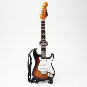 Miniature Guitar Stratocaster Sunburst 1:4 Mini Electric Guitar Handmade Wood Guitarist Birthday Gift Souvenir Instrument Music Desk Display
