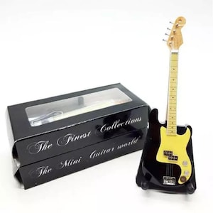Miniature Bass day6 Goldie YoungK&#39;s 1:12 | Replica Mini Guitar Bass Handmade Wood | Birthday Gift Souvenir Instrument Music Desk Display