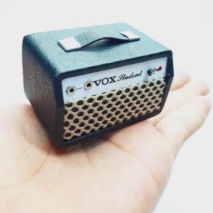 Miniature Amplifier VOX Student | Mini Amp Replica Guitar Sound System Action Figure 1:12 | Desk & Shelf Display Souvenir Music Accessory
