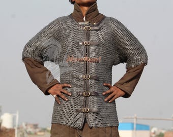 Camisa de armadura de malla medieval – Anillos remachados en forma de cúpula con borde de cuero para cosplay