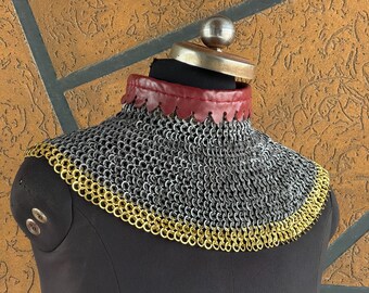 Handgjort ringbrynjehalsband i stål och mässing – 8 mm biskopsmantel för medeltida återuppförande