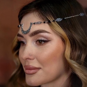 Moon forehead chain, Silver hair chain head piece, Festival chain jewelry, Festival head accessories, Witch celestial hair accessories