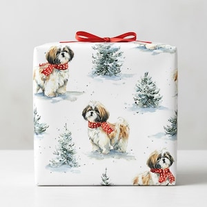 Puede incluir: Un regalo envuelto con un lazo rojo. El papel de regalo presenta un patrón repetido de perros Shih Tzu con bufandas rojas y árboles de hoja perenne nevados sobre un fondo blanco.