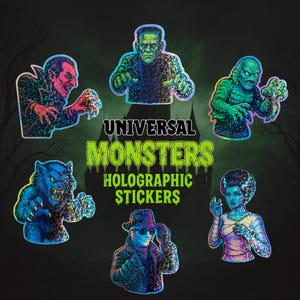 Op de afbeelding: Holografische stickers met klassieke Universal Monsters: Dracula, Frankenstein, Creature from the Black Lagoon, Wolfman, Bride of Frankenstein en de Invisible Man. De stickers hebben een glinsterende, iriserende afwerking met de tekst "Universal Monsters".
