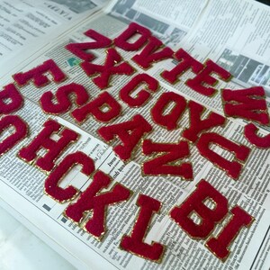 Parche termoadhesivo con letras de chenilla, letras de chenilla, parche de chenilla, letras adhesivas, parches adhesivos, con ribete dorado autoadhesivo y termoadhesivo.