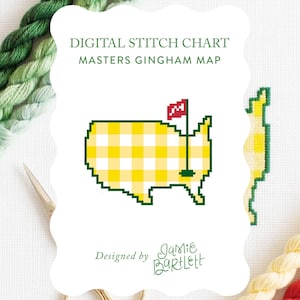 Puede incluir: Gráfico de punto de cruz digital con un mapa a cuadros amarillo y blanco de los Estados Unidos, una bandera roja y el texto "DIGITAL STITCH CHART MASTERS GINGHAM MAP". Diseñado por Jamie Bartlett. Hilos de bordar verdes y amarillos y tijeras en el fondo.