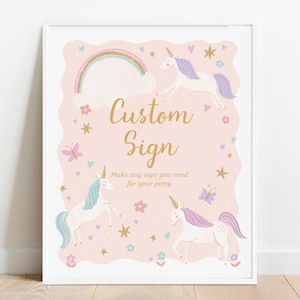 Op de afbeelding: Een roze printbaar bord met een gouden glitterlettertype dat "Custom Sign" en "Make any sign you need for your party" zegt. Het bord is versierd met eenhoorns, regenbogen, sterren en bloemen.