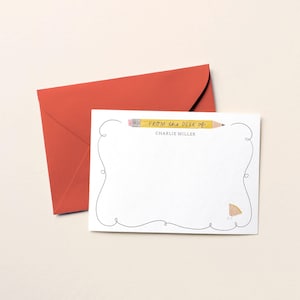 Puede incluir: Una tarjeta blanca con un borde negro y un mensaje escrito a mano que dice "From the desk of Charlie Miller". Un lápiz amarillo con una goma de borrar rosa está dibujado sobre el mensaje. Un pequeño trozo de virutas de lápiz está dibujado en la esquina inferior derecha.
