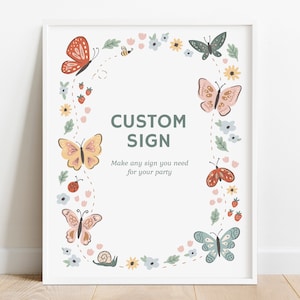 Op de afbeelding: Een wit bedrukbaar bord met een bloemige rand met vlinders, bloemen en een bij. Het bord zegt "CUSTOM SIGN" en "Make any sign you need for your party".