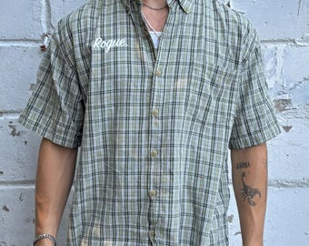 Camisa corta con botones a cuadros verdes vintage de Roguehaus, talla grande