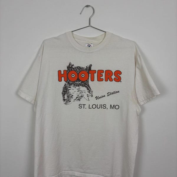 Vintage 1990s Hooters White T-Shirt / St. Louis, Mo / Size Large