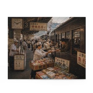 Puede incluir: Un rompecabezas de estilo vintage que representa una bulliciosa escena de una estación de tren japonesa. Los vendedores venden comida y bebidas a los pasajeros. Se ven letreros en japonés e inglés, incluyendo "COFFEE" y "FOR UENO."