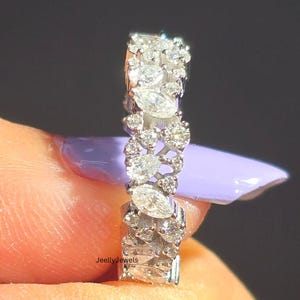 2.5 TCW Mixed Form Moissanite Eternity Band Weißgold Jubiläum Band für Frauen Einzigartige Cluster Hochzeit Voll Eternity Ring für Frauen