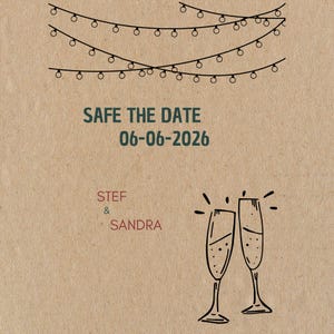 Könnte beinhalten: Eine rustikale Hochzeitseinladung mit dem Text "SAFE THE DATE" und dem Datum "06-06-2026" in Grün. Die Namen "STEF & SANDRA" sind rot. Zwei Champagnergläser sind darunter gezeichnet, mit Lichterketten oben.