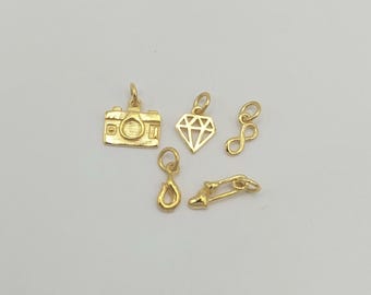Miniaturowe zawieszki z litego złota 14K i 10K | Broszka z diamentem i płomieniem nieskończoności