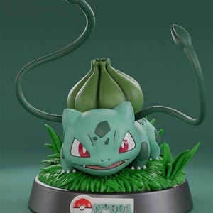 Puede incluir: Figura verde de Bulbasaur con ojos rojos y un bulbo en la espalda, sobre una base con hierba verde y el texto "N°001". La figura tiene dos largas y curvas enredaderas verdes.