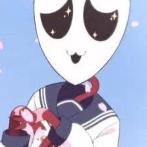 Op de afbeelding: Een geanimeerd personage met een wit maskergezicht met grote donkere ogen met sterreflecties en een kleine mond. Het personage draagt een wit en donkerblauw uniform in matrozenstijl met een rood lint tegen een lichtblauwe achtergrond.
