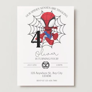 Op de afbeelding: Een witte uitnodigingskaart met Spider-Man thema. Het heeft een cartoon Spider-Man, een zwart spinnenweb en het nummer 4. De tekst bevat "Our Spidey Senses Are Tingling", "Oliver wordt vier!" en details voor het feest.
