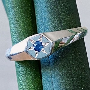 Anillo de plata de ley con piedra natal de septiembre - Anillo con sello de zafiro engastado en estrella tallado a mano - Anillo Astra, anillo de zafiro minimalista moderno