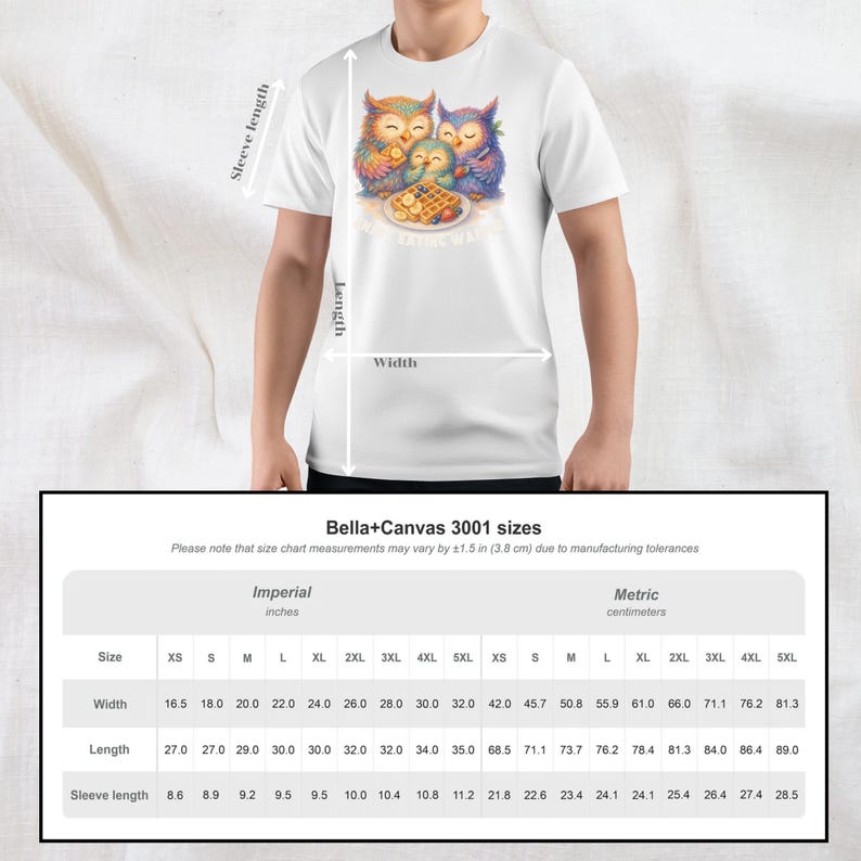 Puede incluir: Camiseta blanca con una ilustraci&oacute;n de acuarela de tres b&uacute;hos y gofres. Los b&uacute;hos son de color naranja, azul y amarillo. El texto "The Eating Way" est&aacute; debajo. El ancho de la camiseta var&iacute;a de 42,0 cm a 81,3 cm.