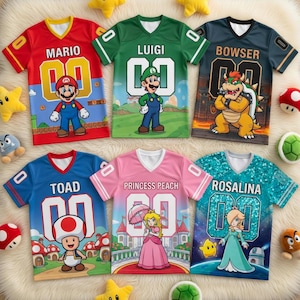 Puede incluir: Seis camisetas de cuello en V de colores con personajes de la serie de videojuegos Mario. Las camisetas son rojas, verdes, azul marino, rosas y turquesas. Cada camiseta tiene el nombre de un personaje y el número 00.