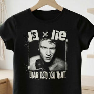 Può includere: Un set di tre tazze in ceramica con finitura opaca e macchiettata. Le tazze sono nei toni crema, grigio chiaro e grigio scuro. Ogni tazza ha un design semplice e minimalista, perfetto per caffè o tè.