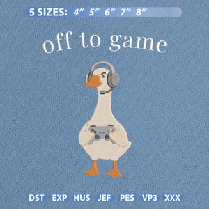 Può includere: Un ricamo su sfondo blu raffigurante un'oca bianca con becco e zampe arancioni, che indossa cuffie da gioco grigie con microfono e tiene in mano un controller grigio. Il testo recita: 5 SIZES: 4" 5" 6" 7" 8", off to game, DST EXP HUS JEF PES VP3 XXX.