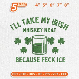 以下が含まれることがあります： 「I'LL TAKE MY IRISH WHISKEY NEAT BECAUSE FECK ICE」の文字が入った緑色の刺繍デザイン。ウィスキーのグラスとクローバーのデザインです。5つのサイズ（10cm、13cm、15cm、18cm、20cm）があります。